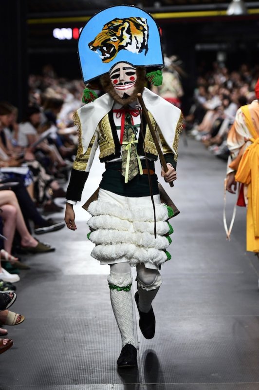 17BA3 / Show Images / Ethnical Costumes – Antwerp Fashion Department